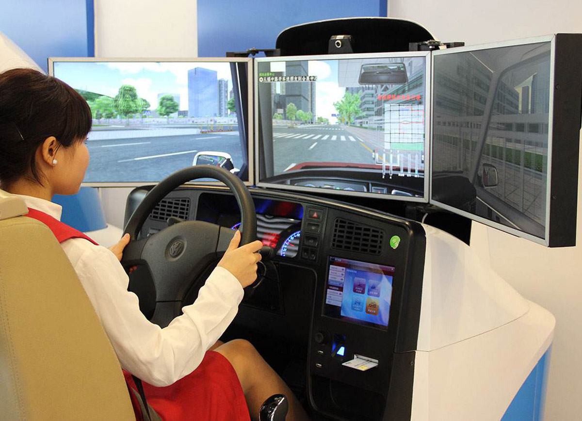 三屏汽车模拟驾驶器现场体验.jpg